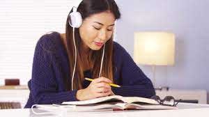 درس خواندن و گوش دادن به موسیقی