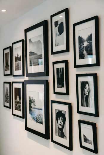 دیوار گالری با تابلوهای دارک و لایت