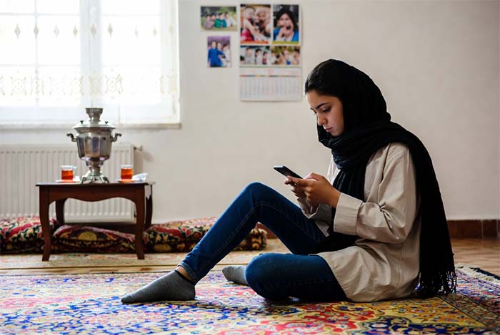 سبک زندگی دختری ایرانی در حال کار با گوشی