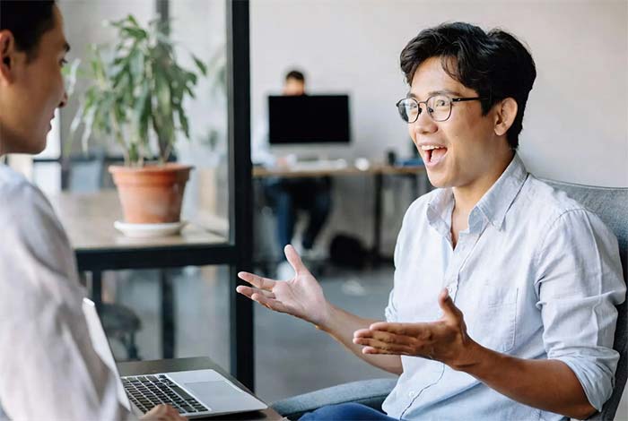 صحبت کردن با همکار 