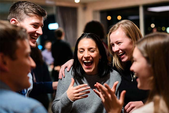 گوش دادن فعال (Active Listening) و نشان دادن علاقه واقعی.