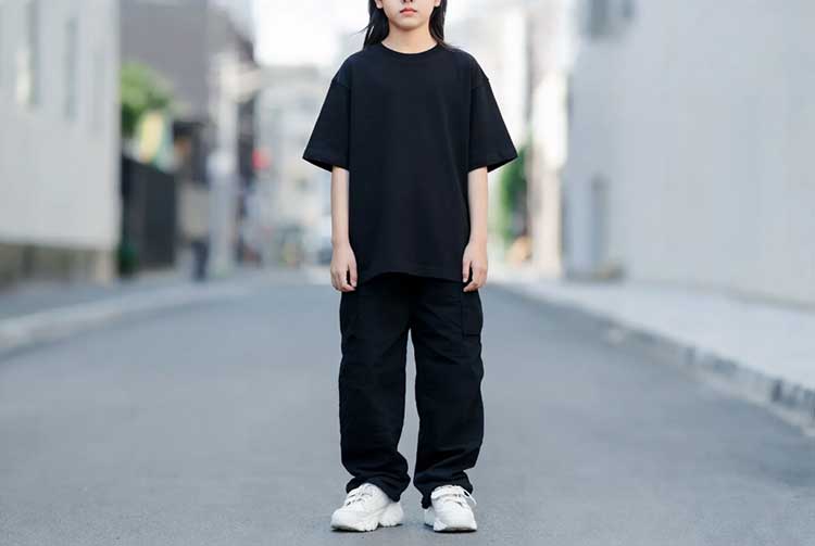 تی‌شرت مشکی اورسایز با کفش پلتفرم سفید: استایل تینیجری و راحت