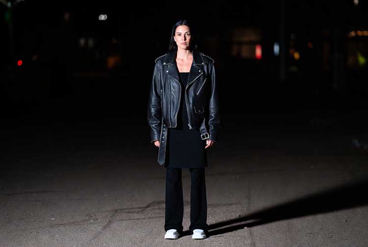 کت چرم مشکی با کفش سفید مینیمال: تیپ جسورانه و راک