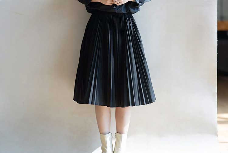 دامن پلیسه مشکی با نیم‌بوت سفید