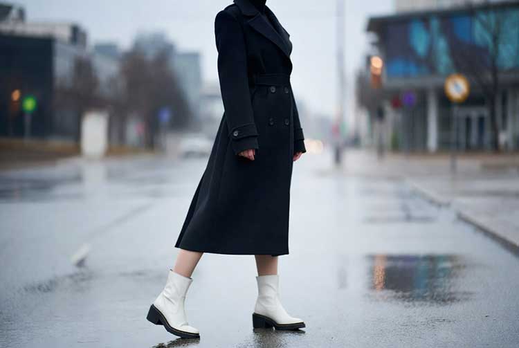 پالتو بلند مشکی با بوت سفید ساق‌دار: استایل شیک خیابانی